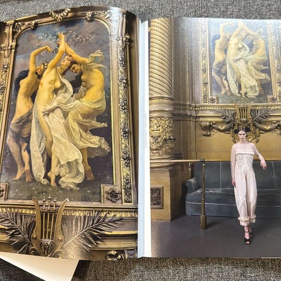 CHANEL Black Fashion Editorial Book - Picture 4 of 5